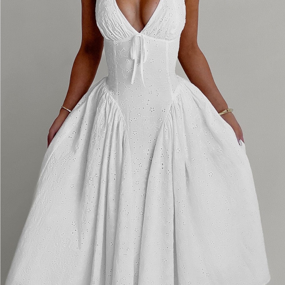 Elegant White Sleeveless Dress